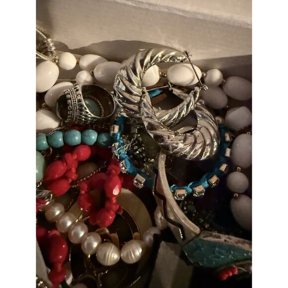 Vintage Southwestern Style Costume Jewelry Lot Silver Tone Wearable 1 Lb 14 Oz - Picture 2 of 10